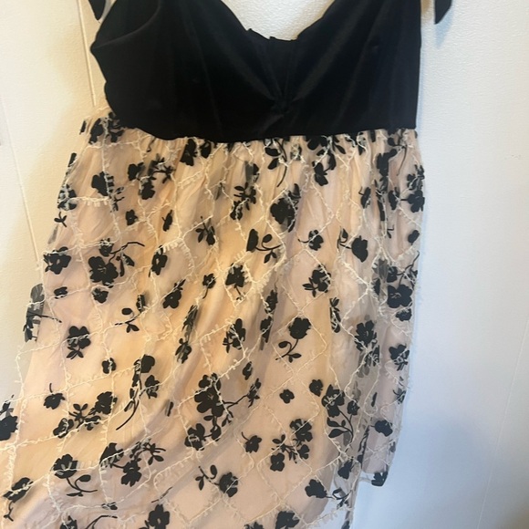 Black & Nude Floral Dress (Size M) NWT - Picture 3 of 7